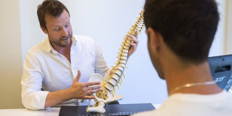 Rugklachten, Rugpijn, Rug en Bekkencentrum Breda, Krullaards Perfect Reset Breda, Rug Expertise Centrum Breda, REC Breda, Fysiotherapie Breda, Fysio Breda, Fysiotherapeut Breda, REC Amsterdam, fysiotherapie Amsterdam, Fysio Amsterdam, Fysiotherapeut Amsterdam, Rug Expertise Centrum Amsterdam, Nekpijn, Nekklachten, Rug Expertise Centrum Delft, REC Delft, Rug specialist, Fysiotherapie Delft, Fysio Delft, Fysiotherapeut Delft, Nekpijn Amsterdam, Rugpijn Amsterdam, Nekpijn Delft, Nekpijn Breda, Rugpijn Delft, Rugpijn Breda, Rugpijn Amsterdam, Rugklachten, Nekklachten, Rug Expert, Rug Expertise Centrum Edam, REC Edam, Rugspecialist Edam, Rugklachten Edam, Fysiotherapeut Edam, Fysiotherapie Edam, REC Goes, Rug Expertise Centrum Goes, Rugspecialist Goes, Nekpijn Goes, Fysio Goes, Rugspecialist Zeeland, Fysiotherapie Goes, Fysio Goes, REC Haarlem, Rugspecialist Haarlem, Fysio Haarlem, Fysiotherapeut Haarlem, Fysiotherapie Haarlem, REC Hoorn, Rugspecialist Hoorn, Rugklachten Hoorn, Fysio Hoorn, Fysiotherapie Hoorn, Fysiotherapeut Hoorn, REC Purmerend, Rugspecialist Purmerend, Rug Expertise Centrum Nederland, Fysio Purmerend, Fysiotherapeut Purmerend, Fysio Rotterdam, Fysiotherapie Rotterdam, Fysiotherapeut Rotterdam, Rug Expertise Centrum Rotterdam, REC Rotterdam, Rugspecialist Rotterdam, Fysio Sint Oedenrode, Fysiotherapie Sint Oedenrode, REC Sint Oedenrode, Rug Expertise Centrum Sint Oedenrode, Rugspecialist Sint Oedenrode, REC Vlaardingen, Rug Expertise Centrum Vlaardingen, Fysio Vlaardingen Fysiotherapie Vlaardingen, Fysiotherapeut Sint Oedenrode, Fysiotherapeut Vlaardingen, REC Zierikzee, Rug Expertise Centrum Zierikzee, Fysio Zierikzee, Fysiotherapeut Zierikzee, Fysiotherapie Rug, Manuele therapie, Fysiotherapie voor de rug, Rein-Jan Elenbaas, Fysiotherapeut, Fysiotherapie behandeling, Online onderzoek, Online rugtest, Behandeling, Fydee Vitae, KPR, Krullaards Perfect Reset, Specifieke Rugklachten, Wervelkolom